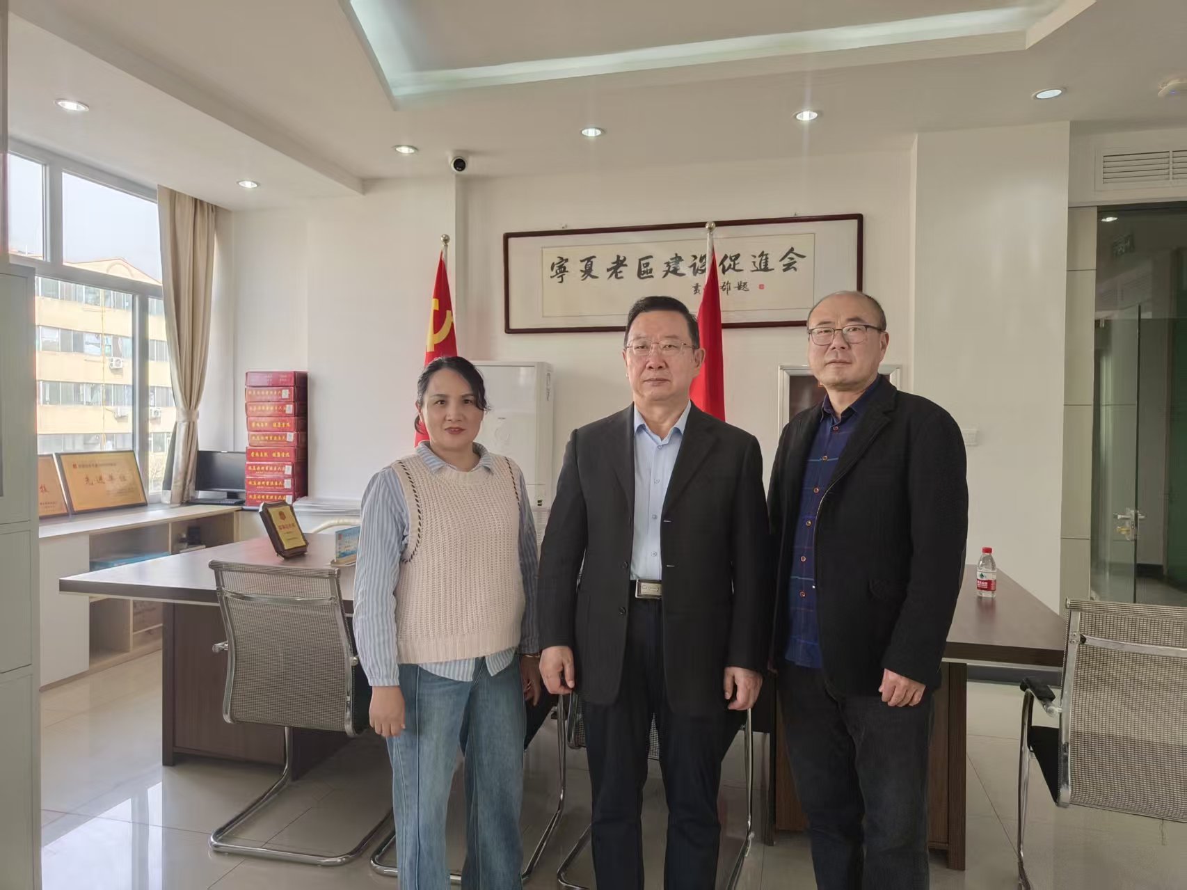 驻宁夏办事处与宁夏老区建设促进会合影